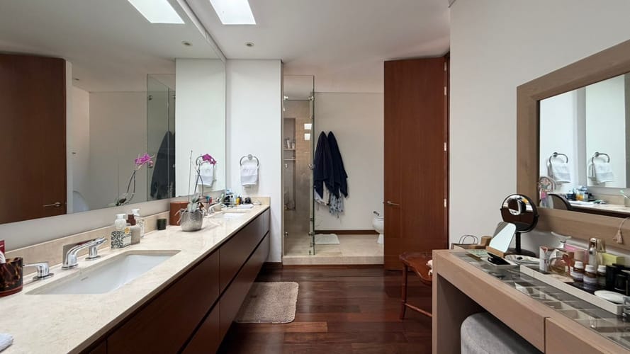 Apartamento de 3 alcobas en venta en Los Rosales, Bogotá, 309 m² · foto 23 de 24