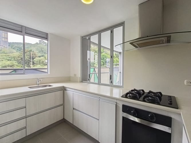 Apartamento de 3 alcobas en arriendo en El Poblado, Medellín, 93 m² · foto 13 de 15