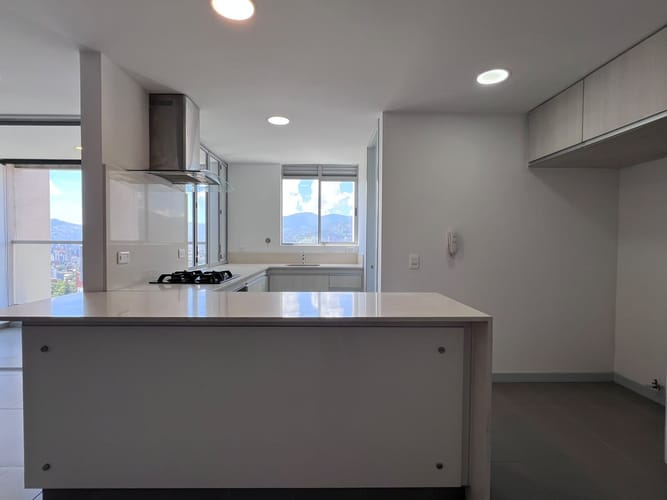 Apartamento de 3 alcobas en arriendo en El Poblado, Medellín, 102 m² · foto 3 de 17