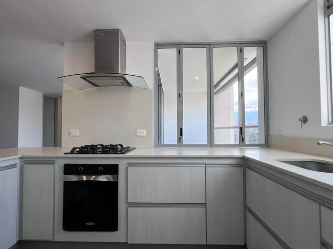 Apartamento de 3 alcobas en arriendo en El Poblado, Medellín, 102 m² · foto 2 de 17