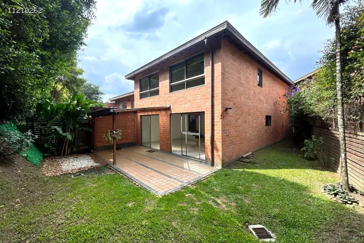 Casa de 3 alcobas en venta en Loma El Atravesado, Envigado, 212 m² · foto 1 de 24