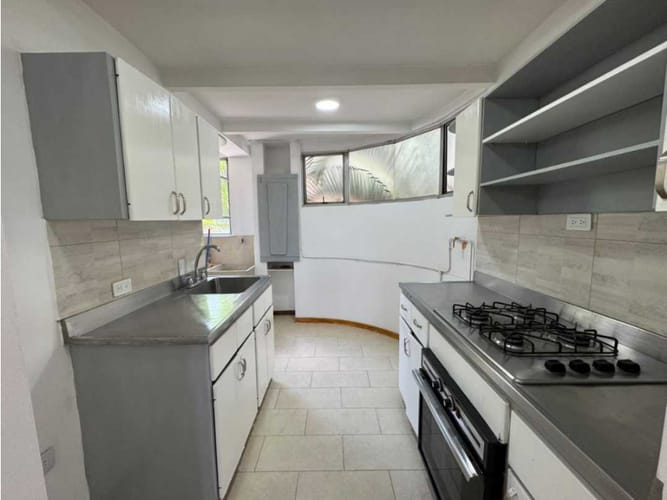 Apartamento de 2 alcobas en arriendo en El Tesoro, Medellín, 95 m² · foto 2 de 12