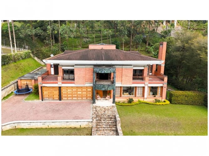 Casa de 4 alcobas en venta en La Calera, Medellín, 800 m² · foto 2 de 24