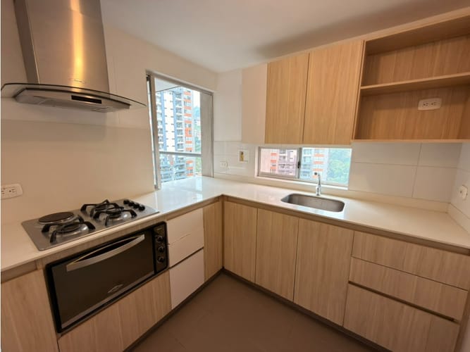 Apartamento de 2 alcobas en arriendo en Loma De Los Bernal, Medellín, 70 m² · foto 2 de 14