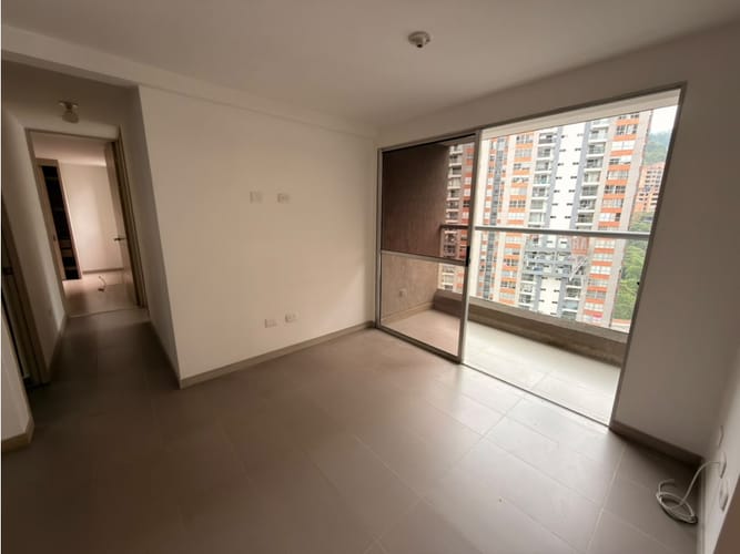 Apartamento de 2 alcobas en arriendo en Loma De Los Bernal, Medellín, 70 m² · foto 3 de 14