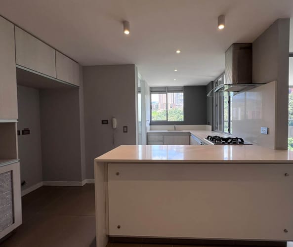 Apartamento de 2 alcobas en venta en El Poblado, Medellín, 80 m² · foto 5 de 16