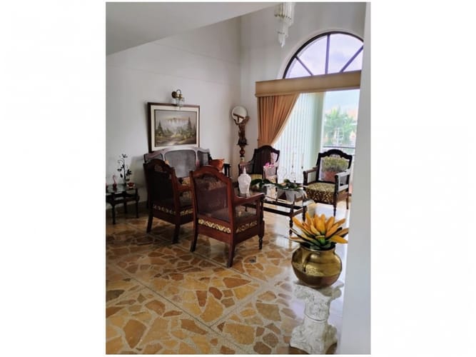 Apartamento de 5 alcobas en venta en Santa Teresita, Medellín, 265 m² · foto 2 de 13