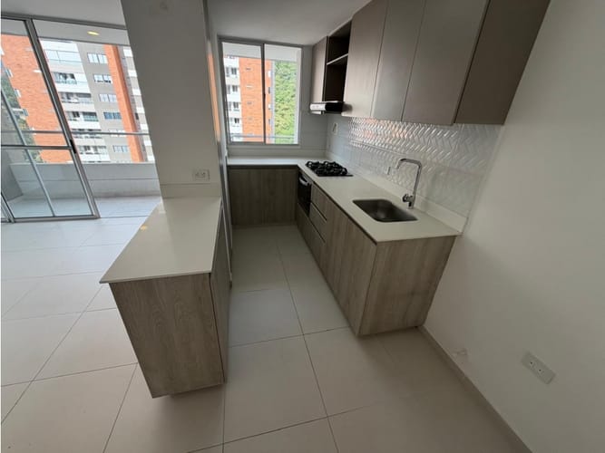 Apartamento de 3 alcobas en arriendo en Los Colores, Medellín, 85 m² · foto 3 de 15