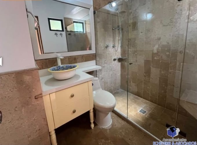 Casa de 4 alcobas en arriendo en El Tesoro, Medellín, 280 m² · foto 5 de 24