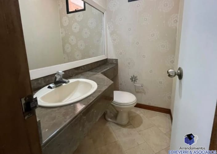 Casa de 4 alcobas en arriendo en El Tesoro, Medellín, 280 m² · foto 6 de 24