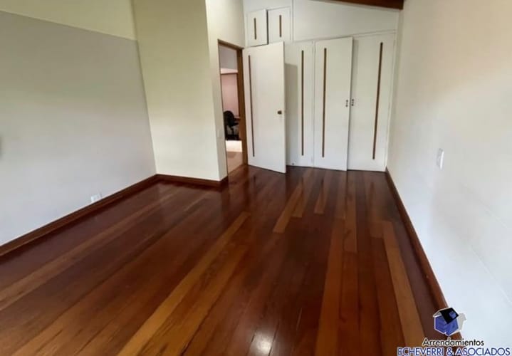 Casa de 4 alcobas en arriendo en El Tesoro, Medellín, 280 m² · foto 8 de 24