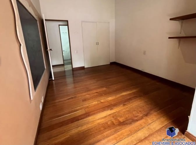Casa de 4 alcobas en arriendo en El Tesoro, Medellín, 280 m² · foto 9 de 24