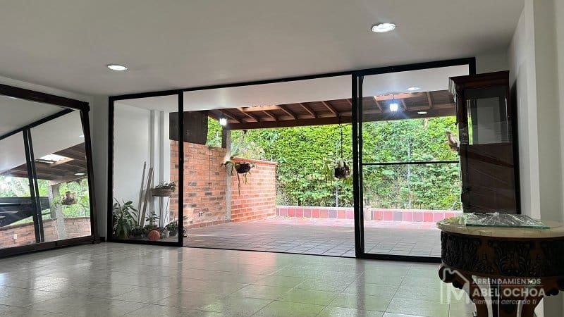 Casa de 3 alcobas en arriendo en Loma De Las Brujas, Envigado, 300 m² · foto 2 de 13