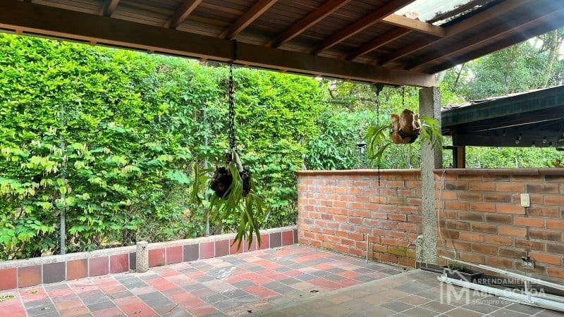 Casa de 3 alcobas en arriendo en Loma De Las Brujas, Envigado, 300 m² · foto 3 de 13
