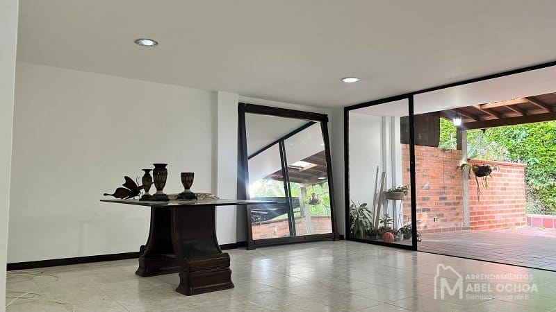 Casa de 3 alcobas en arriendo en Loma De Las Brujas, Envigado, 300 m² · foto 5 de 13