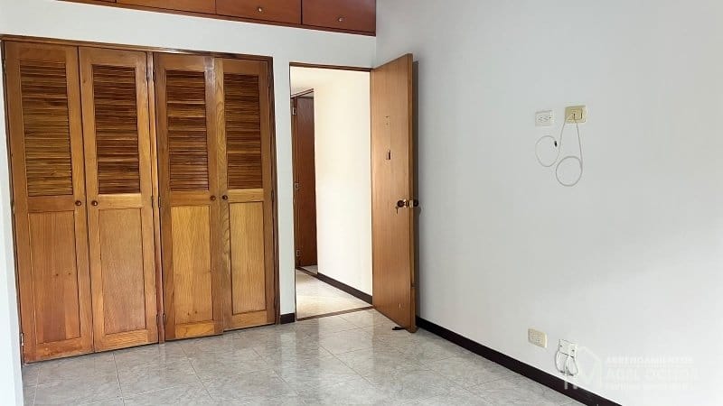 Casa de 3 alcobas en arriendo en Loma De Las Brujas, Envigado, 300 m² · foto 11 de 13