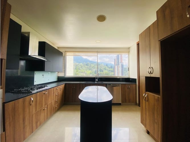 Apartamento de 3 alcobas en venta en El Tesoro, Medellín, 272 m² · foto 5 de 7