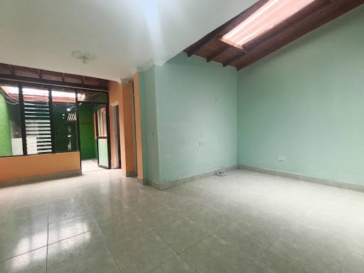 Casa de 5 alcobas en arriendo en El Dorado, Envigado, 122 m² · foto 7 de 11