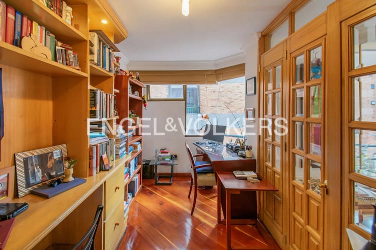 Apartamento de 4 alcobas en venta en La Carolina, Bogotá, 177 m² · foto 4 de 17