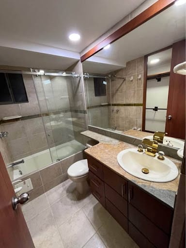 Apartamento de 3 alcobas en arriendo en Altos Del Poblado, Medellín, 120 m² · foto 8 de 10