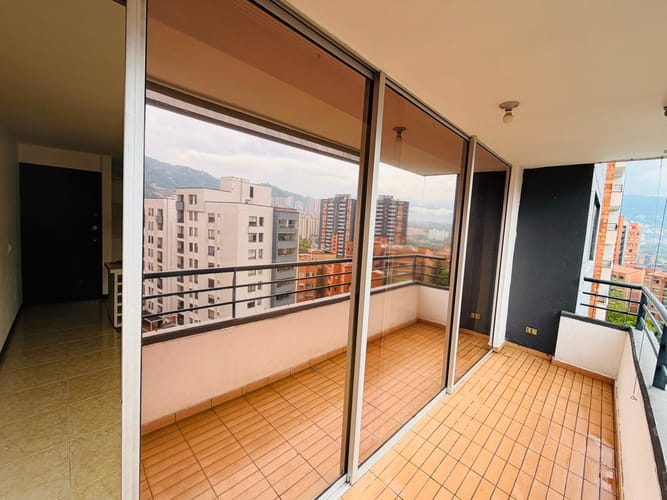 Apartamento de 3 alcobas en arriendo en Loma De Los Bernal, Medellín, 73 m² · foto 16 de 20