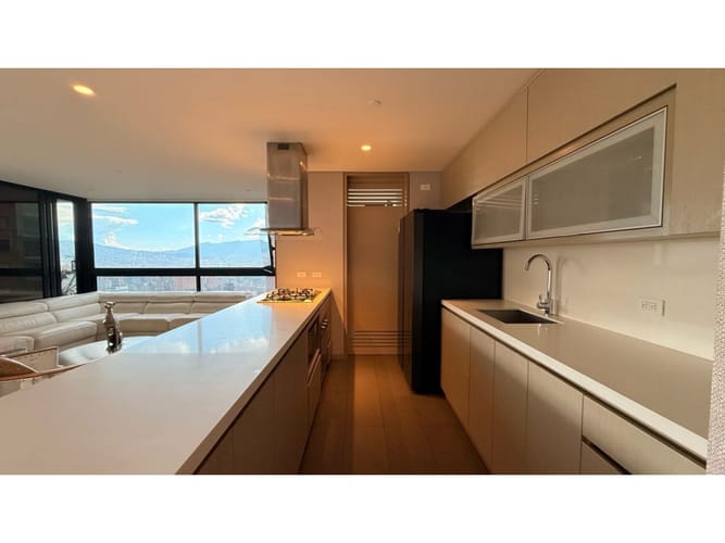 Apartamento de 2 alcobas en venta en El Tesoro, Medellín, 148 m² · foto 2 de 16