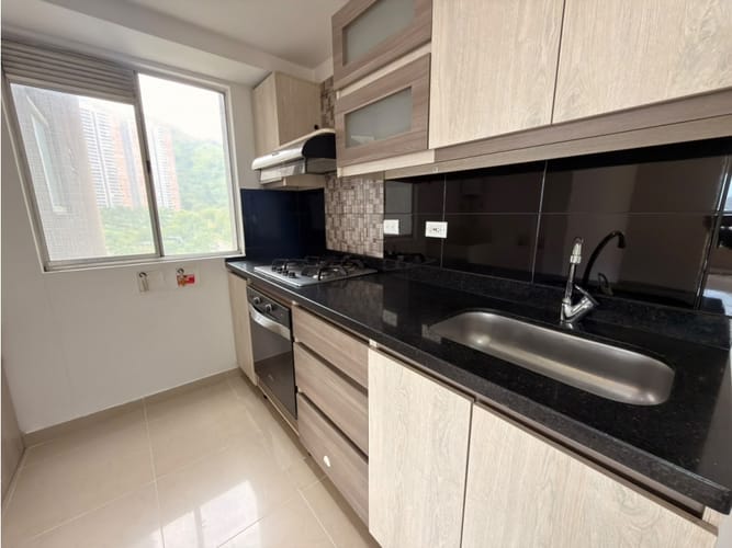Apartamento de 3 alcobas en arriendo en Loma De Los Bernal, Medellín, 85 m² · foto 2 de 21