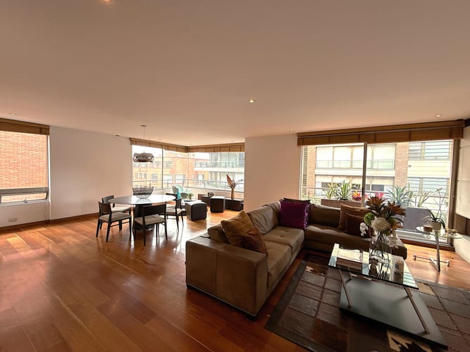 Apartamento de 3 alcobas en venta en Los Rosales, Bogotá, 204 m² · foto 2 de 21