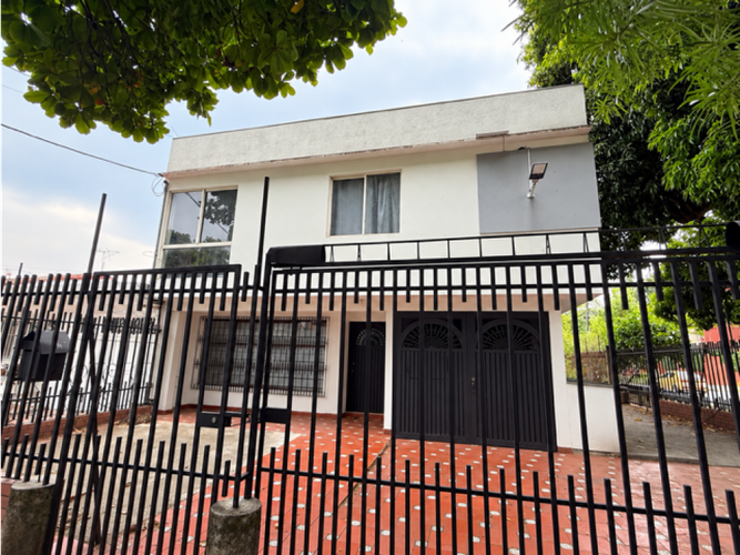 Casa en venta en El Lido, Cali, 384 m² · foto 2 de 2