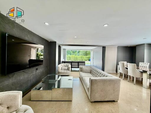 Casa de 5 alcobas en arriendo en Loma Benedictinos, Envigado, 290 m² · foto 2 de 24