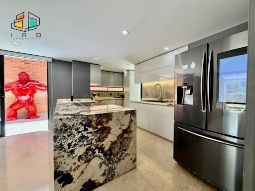 Casa de 5 alcobas en arriendo en Loma Benedictinos, Envigado, 290 m² · foto 7 de 24