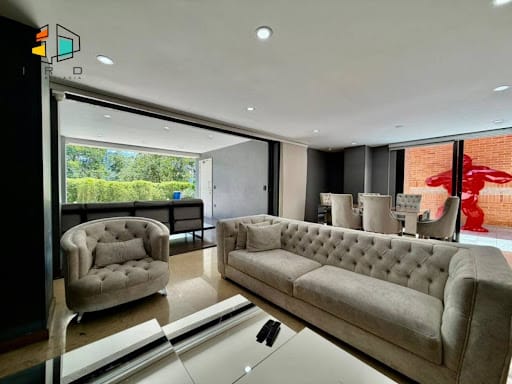 Casa de 5 alcobas en arriendo en Loma Benedictinos, Envigado, 290 m² · foto 9 de 24