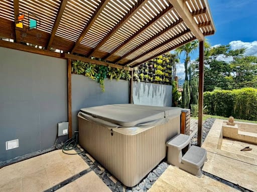 Casa de 5 alcobas en arriendo en Loma Benedictinos, Envigado, 290 m² · foto 12 de 24