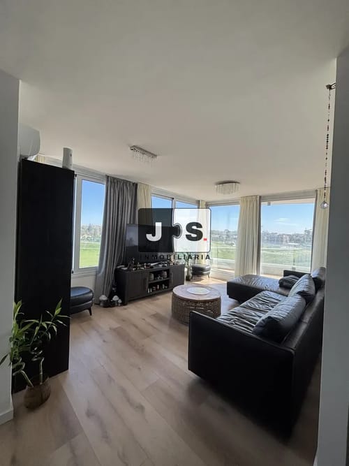 Alquiler de apartametno de 2 dormitorios amoblado en Carrasco c/cochera · Foto 2