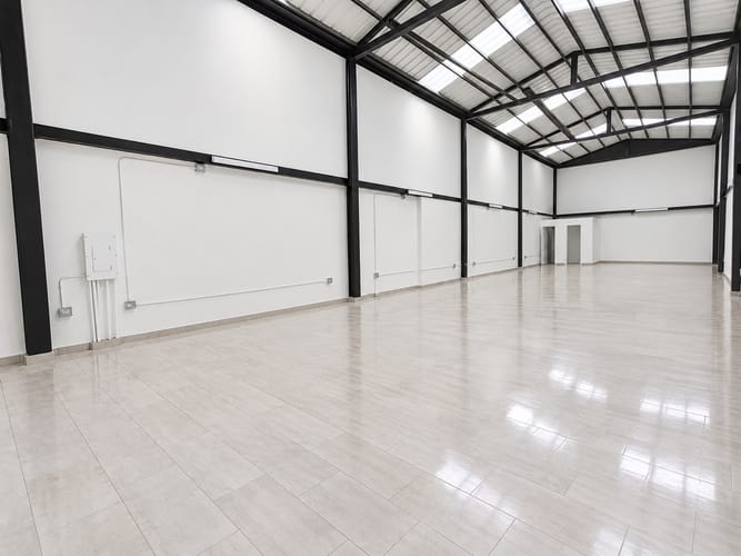 Bodega en arriendo en Camino Verde, Envigado, 210 m² · foto 2 de 11