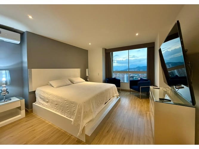 Apartamento de 3 alcobas en arriendo en El Poblado, Medellín, 278 m² · foto 13 de 24