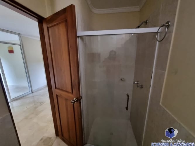 Casa de 3 alcobas en arriendo en El Poblado, Medellín, 338 m² · foto 4 de 24