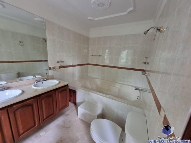 Casa de 3 alcobas en arriendo en El Poblado, Medellín, 338 m² · foto 10 de 24