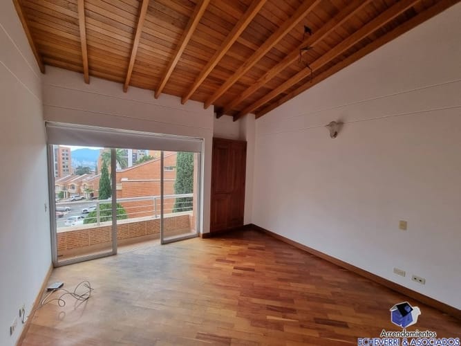 Casa de 3 alcobas en arriendo en El Poblado, Medellín, 338 m² · foto 13 de 24