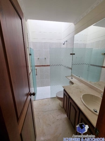 Casa de 3 alcobas en arriendo en El Poblado, Medellín, 338 m² · foto 15 de 24