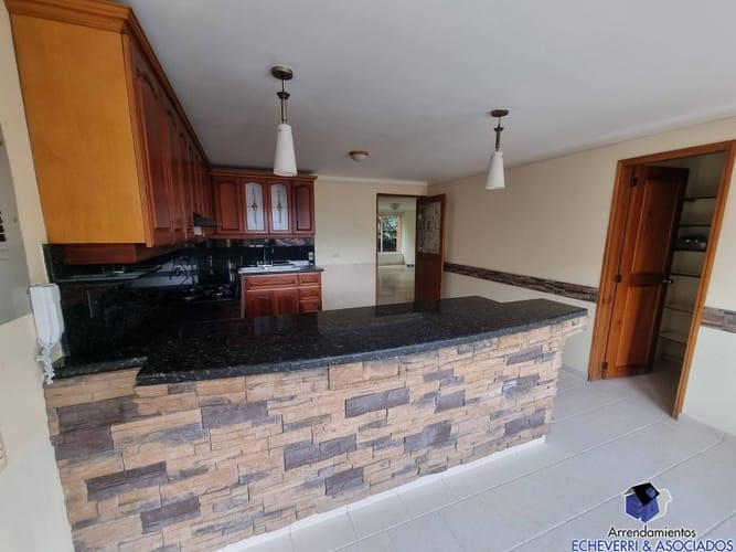 Casa de 3 alcobas en arriendo en El Poblado, Medellín, 338 m² · foto 21 de 24