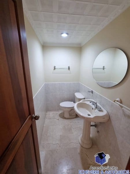 Casa de 3 alcobas en arriendo en El Poblado, Medellín, 338 m² · foto 22 de 24