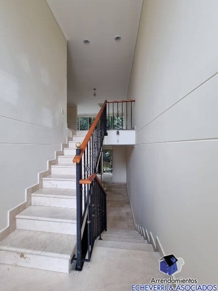 Casa de 3 alcobas en arriendo en El Poblado, Medellín, 338 m² · foto 23 de 24