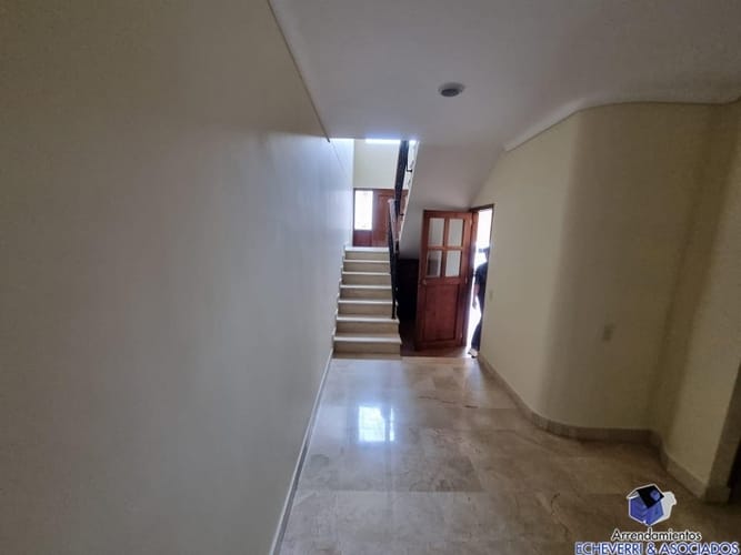 Casa de 3 alcobas en venta en El Poblado, Medellín, 338 m² · foto 2 de 24