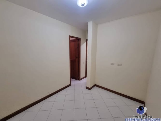 Casa de 3 alcobas en venta en El Poblado, Medellín, 338 m² · foto 3 de 24