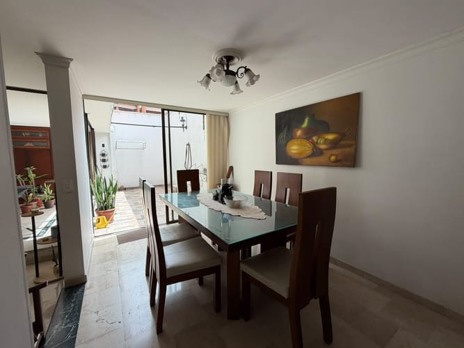 Casa de 5 alcobas en arriendo en Loma De Los Bernal, Medellín, 200 m² · foto 3 de 9