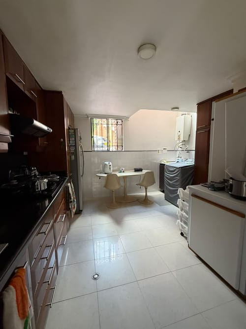 Casa de 5 alcobas en arriendo en Loma De Los Bernal, Medellín, 200 m² · foto 5 de 9