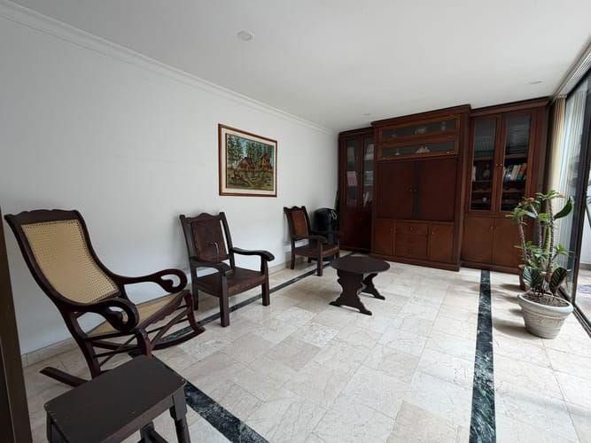 Casa de 5 alcobas en arriendo en Loma De Los Bernal, Medellín, 200 m² · foto 2 de 9