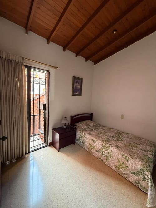Casa de 5 alcobas en arriendo en Loma De Los Bernal, Medellín, 200 m² · foto 8 de 9