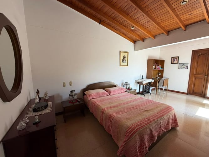 Casa de 5 alcobas en arriendo en Loma De Los Bernal, Medellín, 200 m² · foto 6 de 9